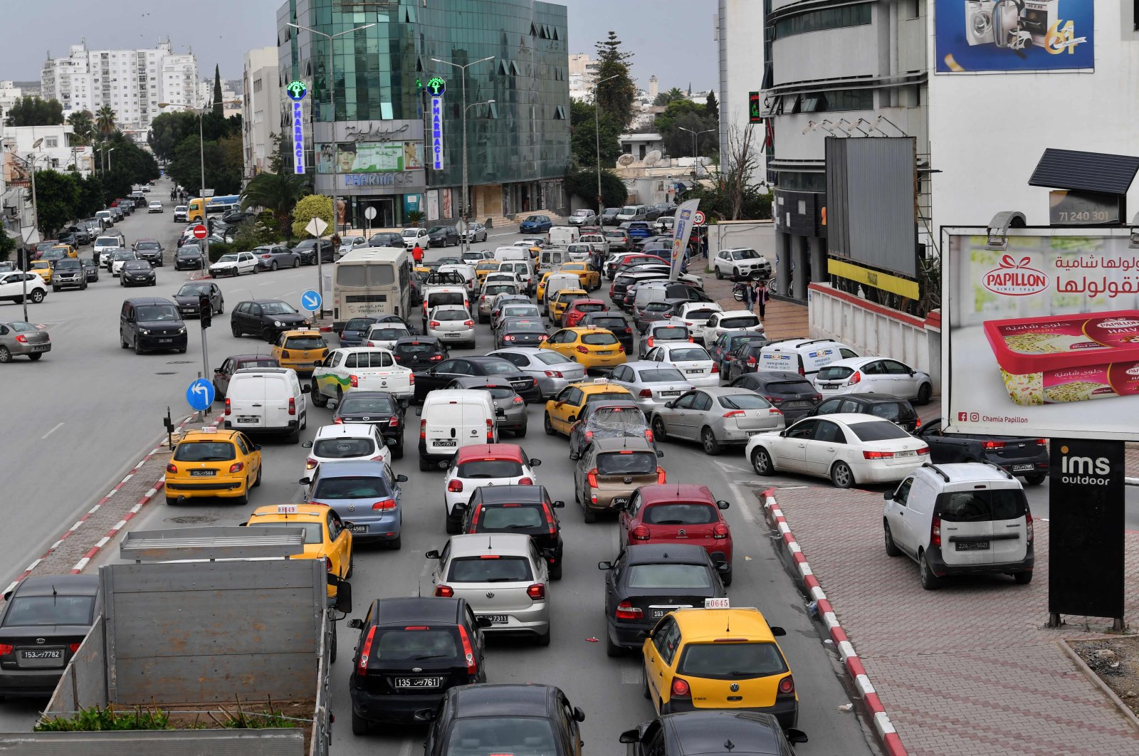 Tunisians line up with their vehicles outside a gas station in Tunis, Tunisia, Oct.13, 2022. (AFP Photo)