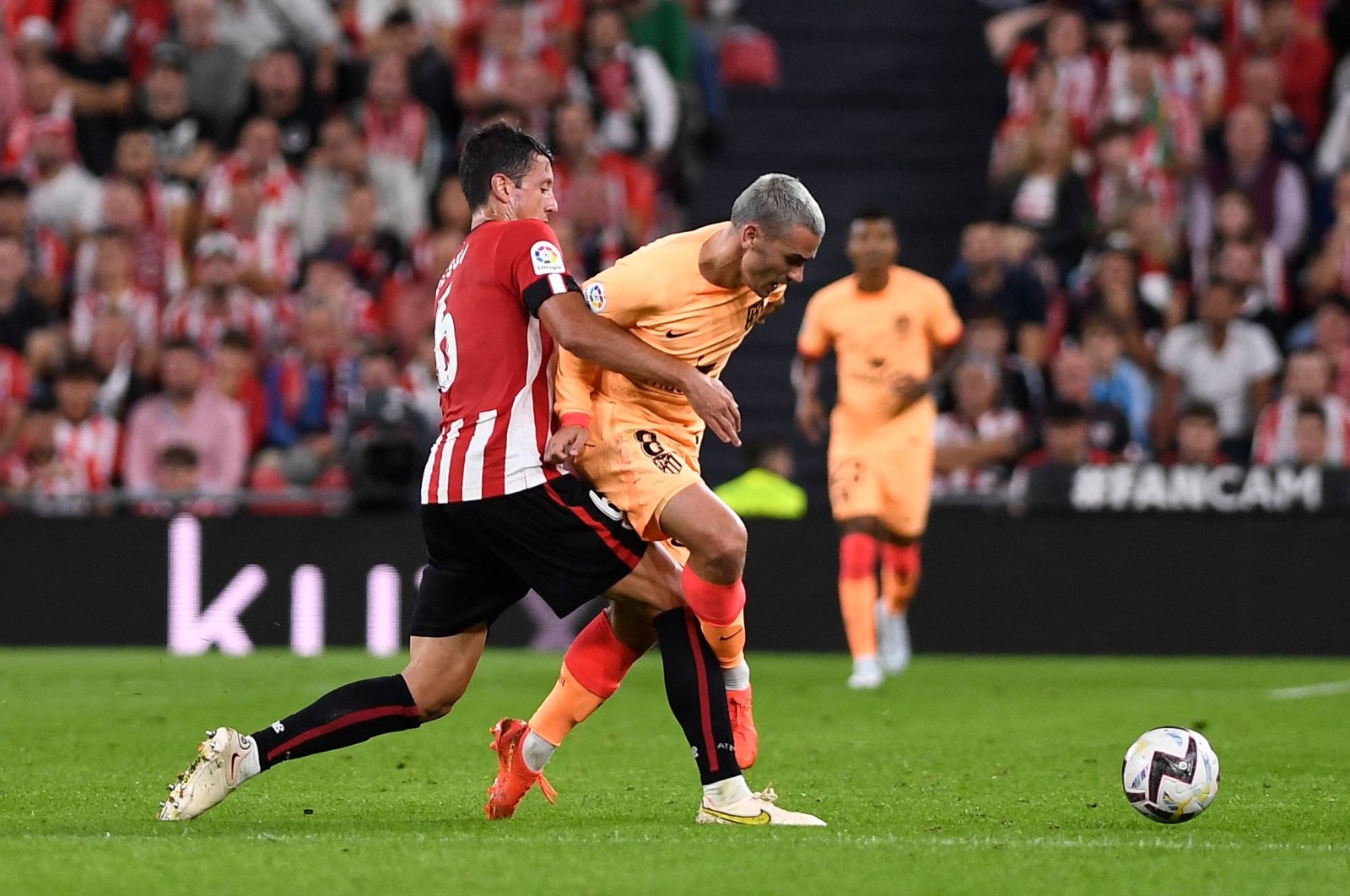 Antoine Griezmann (R) vies with Mikel Vesga during La Liga match between Athletic Club Bilbao and Club Atletico de Madrid at the San Mames stadium, Bilbao, Oct. 15, 2022. (AFP Photo)