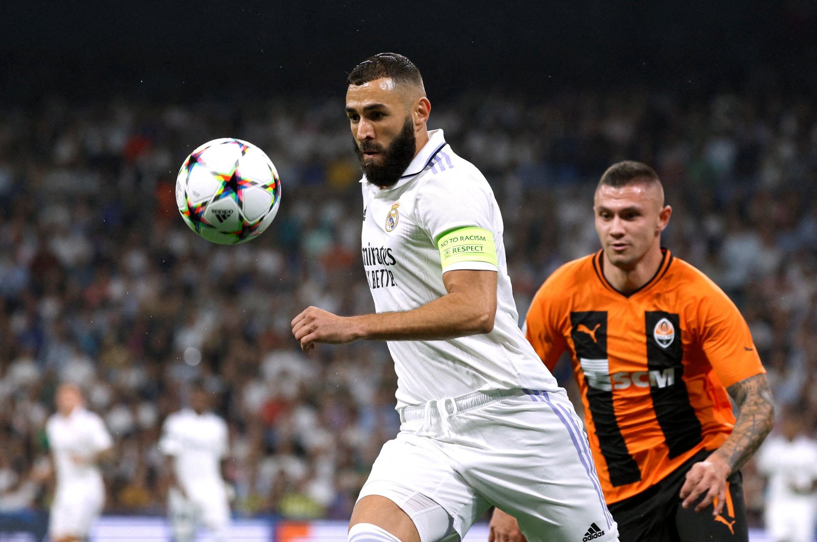 Real Madrid&#039;s Karim Benzema in action with Shakhtar Donetsk&#039;s Oleksandr Zubkov in Madrid, Spain, Oct. 5, 2022. (REUTERS Photo)