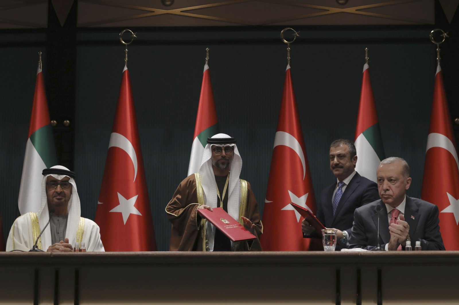 President Recep Tayyip Erdoğan (R) and UAE President Mohammed bin Zayed Al Nahyan (L) attend a signing ceremony at the Presidential Complex in the capital Ankara, Türkiye, Nov. 24, 2021. (AP Photo)