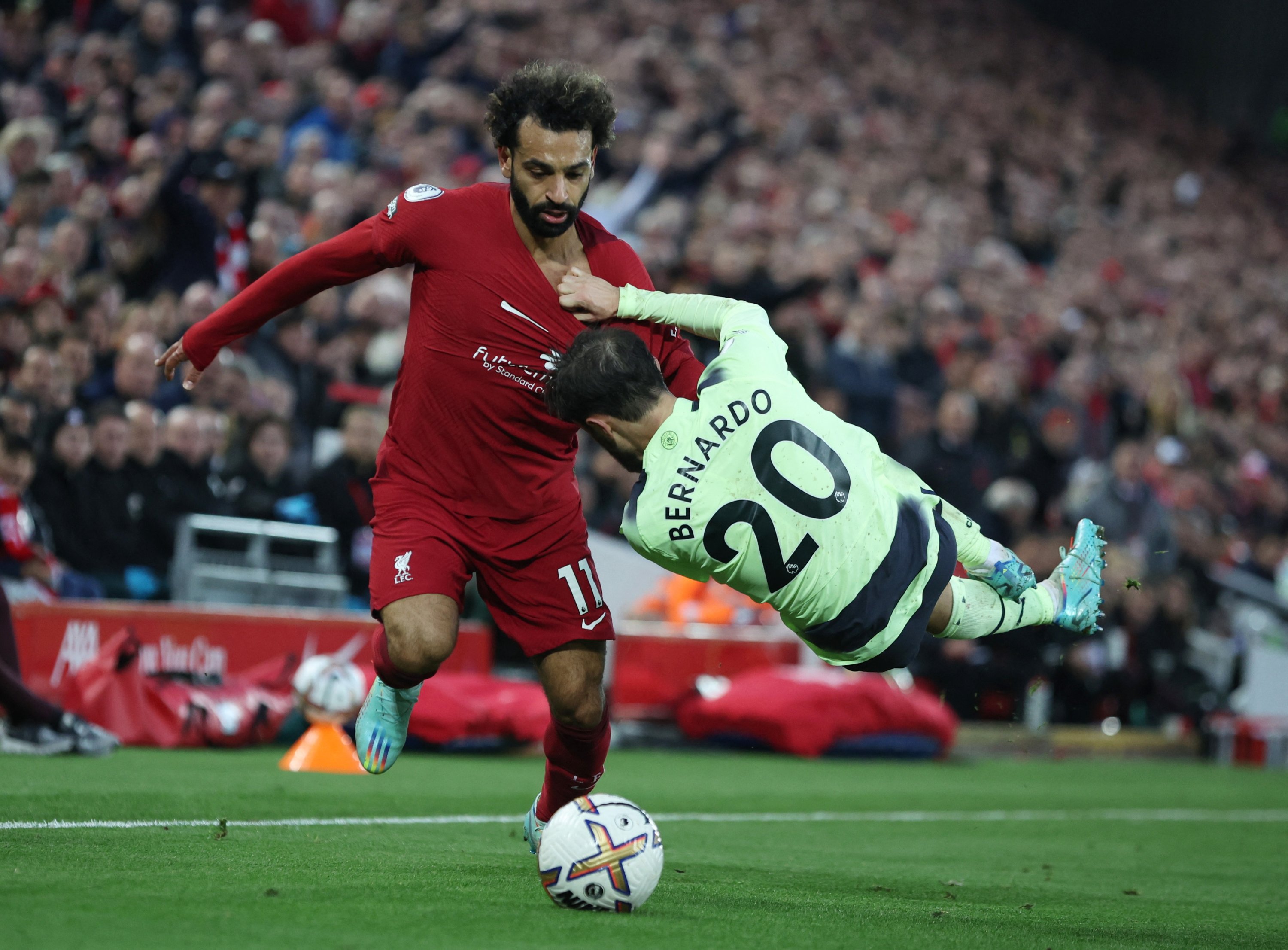 Man City humble Liverpool, close point on Arsenal