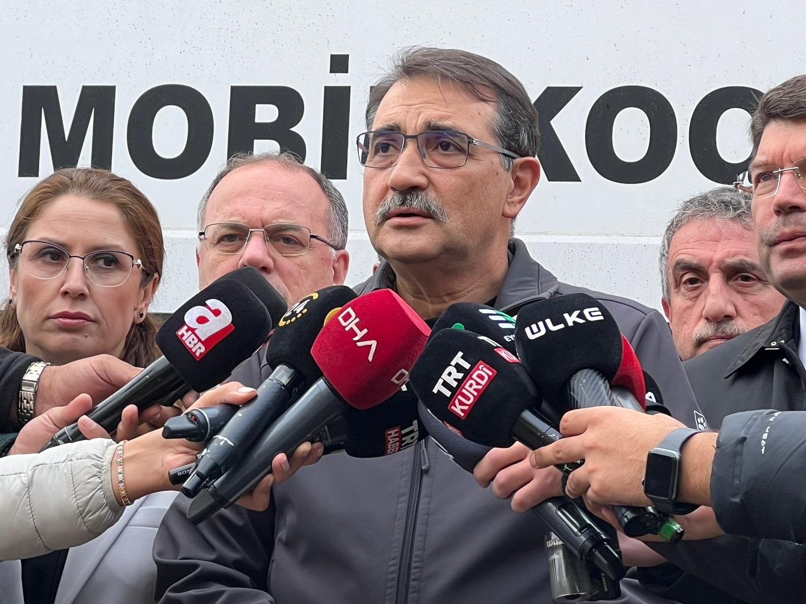 Menteri Energi Fatih Dönmez berbicara kepada media di lokasi kecelakaan tambang di Bartın, Türkiye utara, 16 Oktober 2022. (Foto DHA)