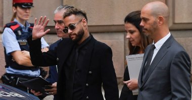 Paris Saint-Germain&#039;s Brazilian forward Neymar (L) gestures as he arrives at the courthouse, Barcelona, Spain, Oct. 17, 2022. (AFP Photo)