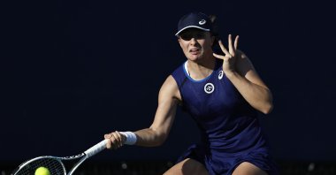 Iga Swiatek of Poland returns a shot against Donna Vekic of Croatia in the women&#039;s singles final during Day 7 of the San Diego Open at Barnes Tennis Center, San Diego, U.S., Oct. 16, 2022. (AFP Photo)