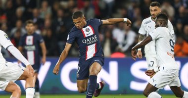 Paris Saint Germain's Kylian Mbappe (C) in action during the French Ligue 1 match between Paris Saint-Germain (PSG) and Olympique Marseille at the Parc des Princes stadium. Pa​ris, France, Oct. 16 2022. (EPA Photo)