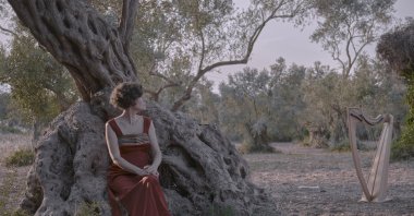 Şirin Pancaroğlu with her harp. (Photo courtesy of Pancaroğlu's manager)