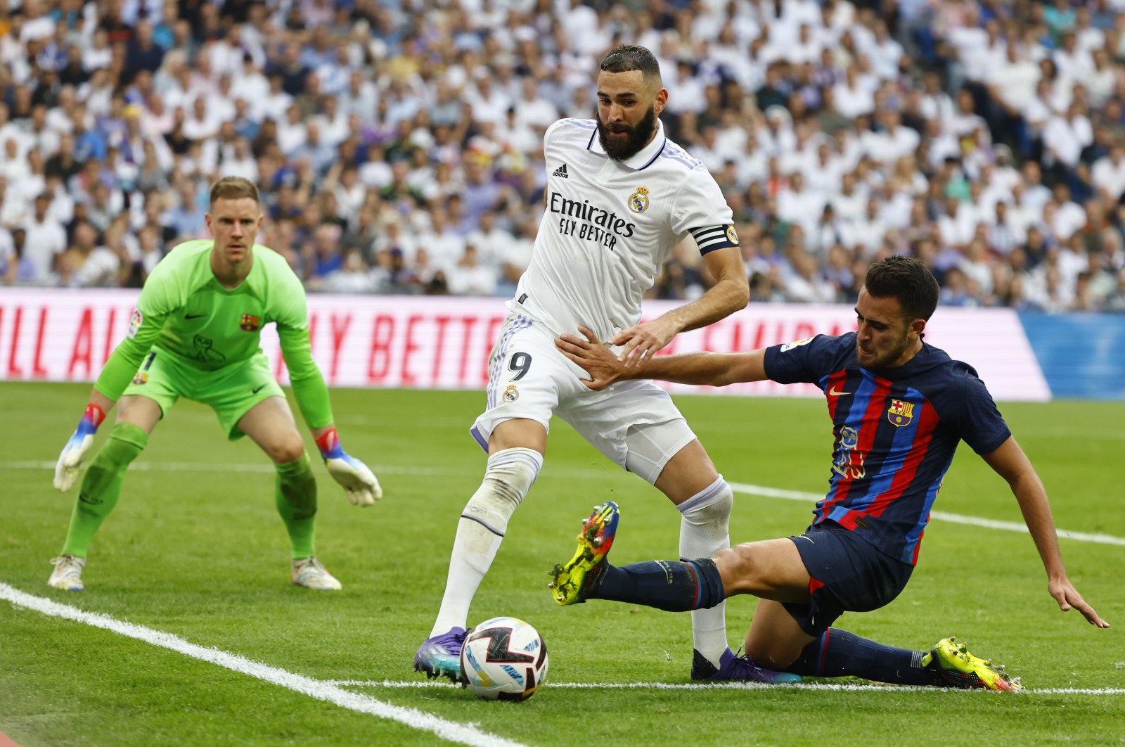 Real Madrid&#039;s Karim Benzema (C) in action against FC Barcelona&#039;s Eric Garcia (R) during El Clasico, the Spanish La Liga match between Real Madrid and FC Barcelona, Madrid, Spain, Oct. 16, 2022. (EPA Photo)