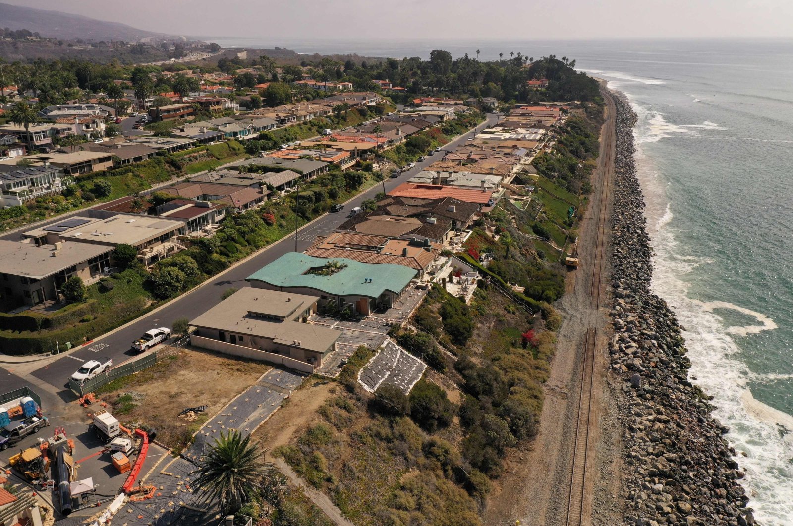 Train tracks follow along a coastline now devoid of all sand, near the exclusive Cyprus Shore residential community in San Clemente, California, U.S., Oct. 12, 2022. (AFP Photo)