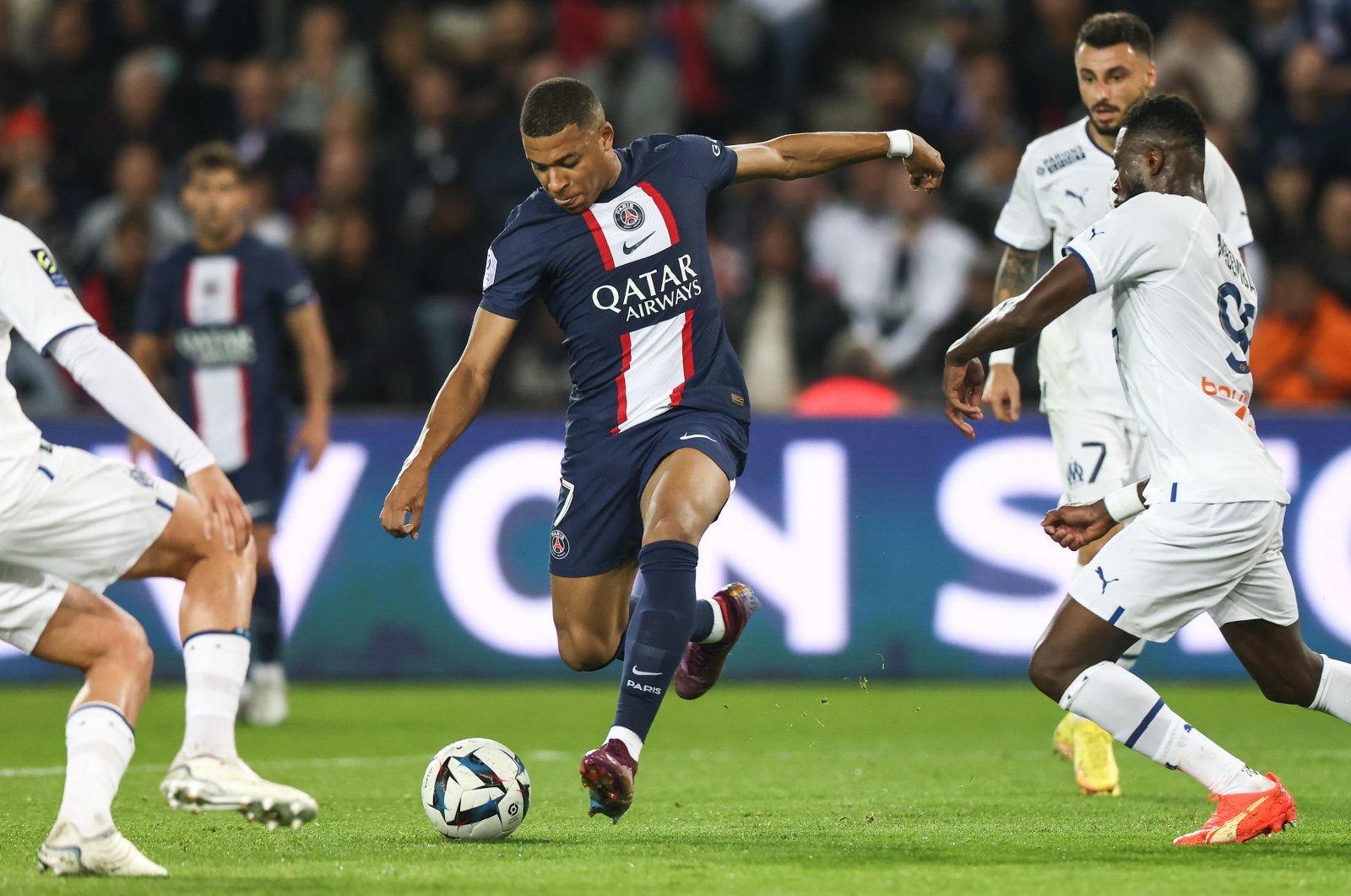 Mbappe menepis rumor kepergian saat PSG mengalahkan Marseille