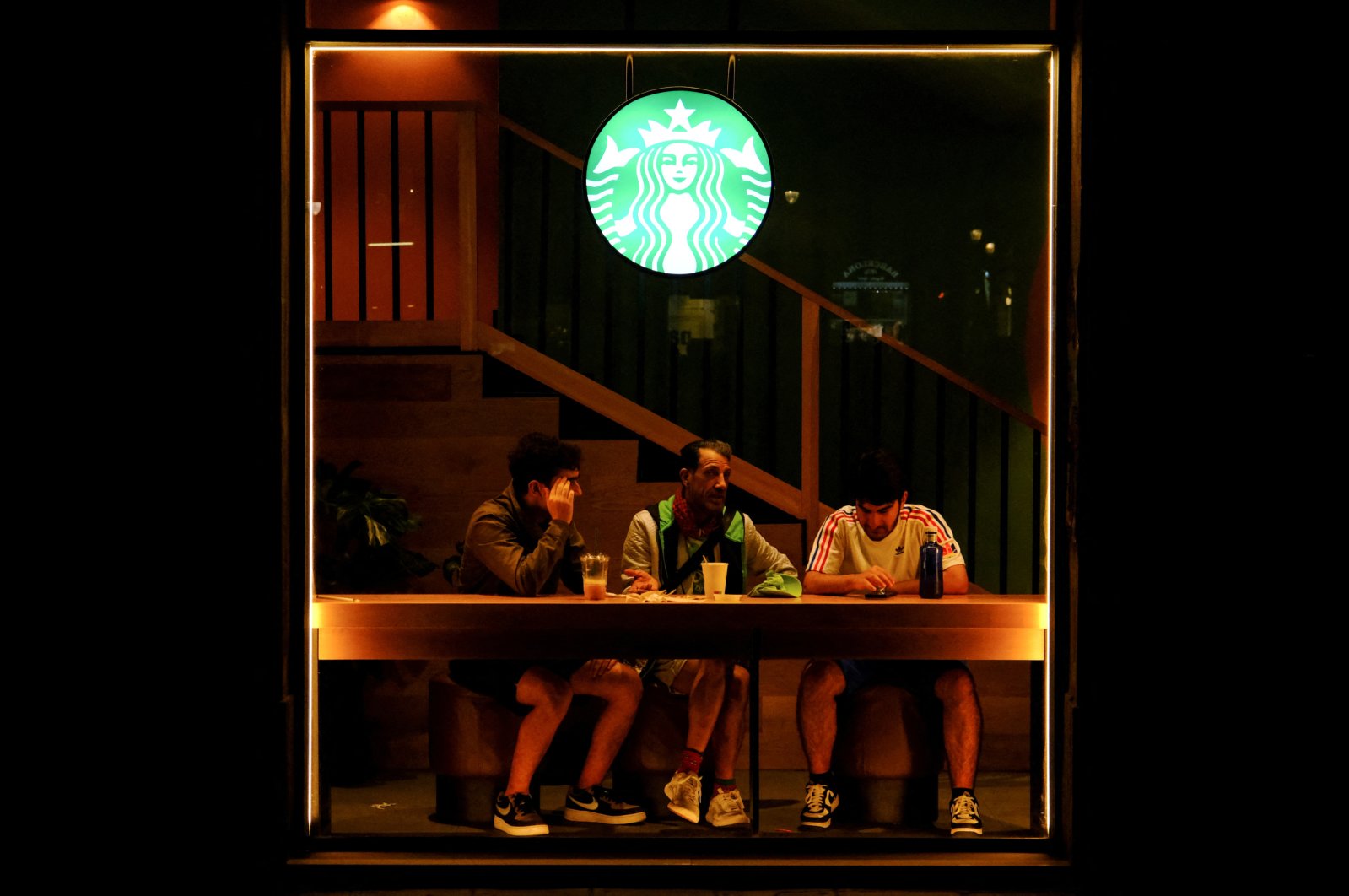 Starbucks digugat karena menuduh pekerja serikat pekerja melakukan penyerangan, penculikan