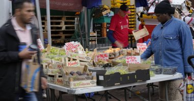 Shoppers at a fruit and vegetable stall in London, U.K., Sept. 23, 2022.  (AP Photo)