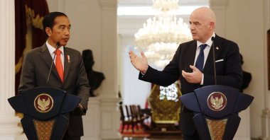 Indonesian President Joko Widodo (L) talks to FIFA President Gianni Infantino during their joint press conference at Presidential Palace, Jakarta, Indonesia, Oct. 18, 2022. (EPA Photo)