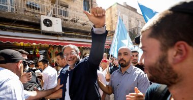 Israeli far-right lawmaker Itamar Ben-Gvir raises his arm as he tours Mahane Yehuda market in the run up to Israel's elections, Jerusalem, Sept. 30, 2022. (REUTERS Photo)