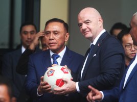 FIFA President Gianni Infantino (R) met with Indonesian Football Federation (PSSI) Chairperson Mochamad Iriawan (L) in Jakarta, Indonesia. (Anadolu Agency)