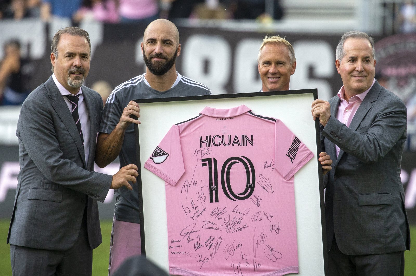 Inter Miami&#039;s Gonzalo Higuain (2nd L) receives a commemorative t-shirt during a special pre-match ceremony prior to the match between Inter Miami and CF Montreal at the DRV PNK Stadium, Fort Lauderdale, Florida, U.S., Oct. 9, 2022. (EPA Photo)