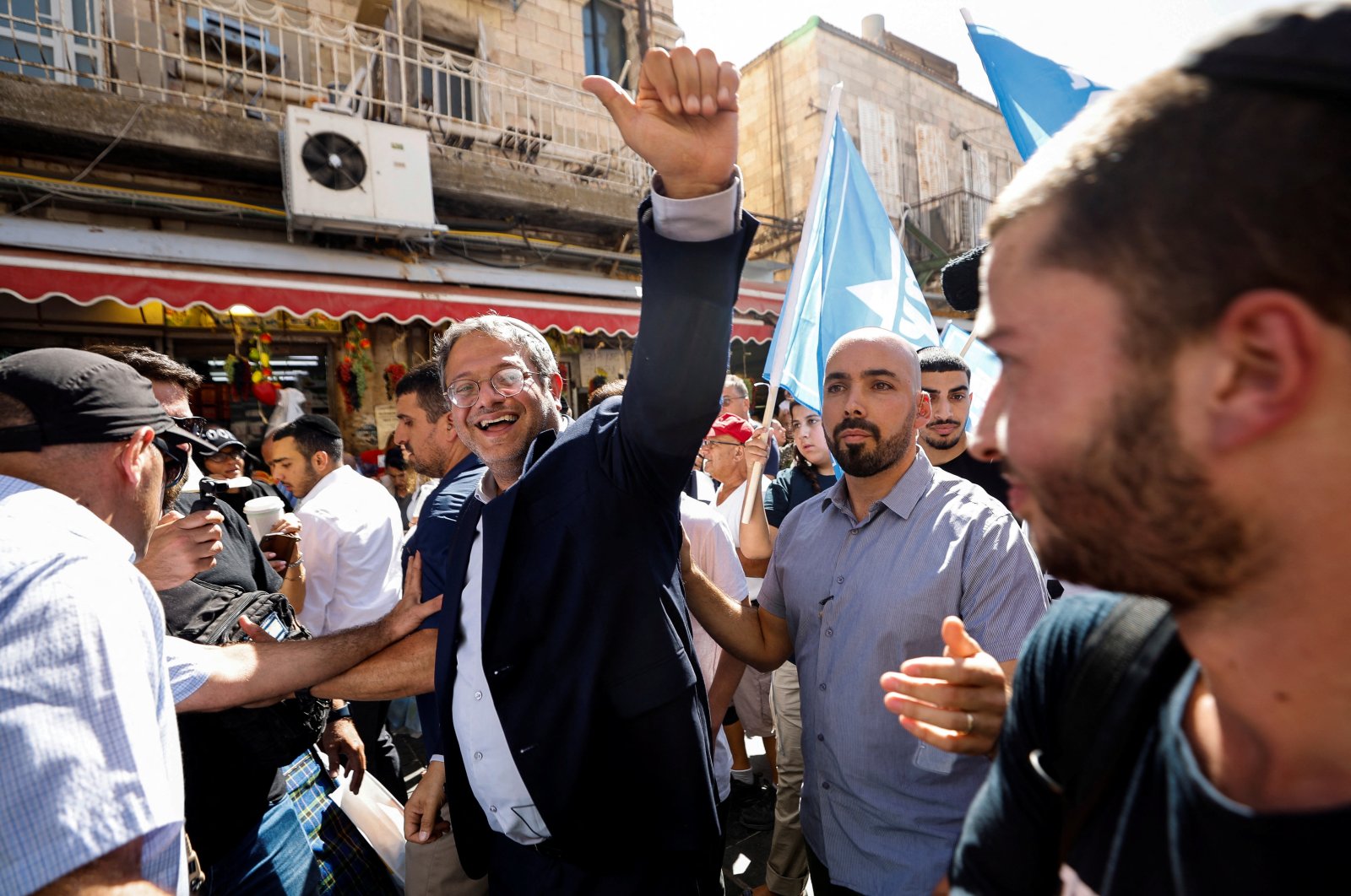 Israeli far-right lawmaker Itamar Ben-Gvir raises his arm as he tours Mahane Yehuda market in the run up to Israel&#039;s elections, Jerusalem, Sept. 30, 2022. (REUTERS Photo)