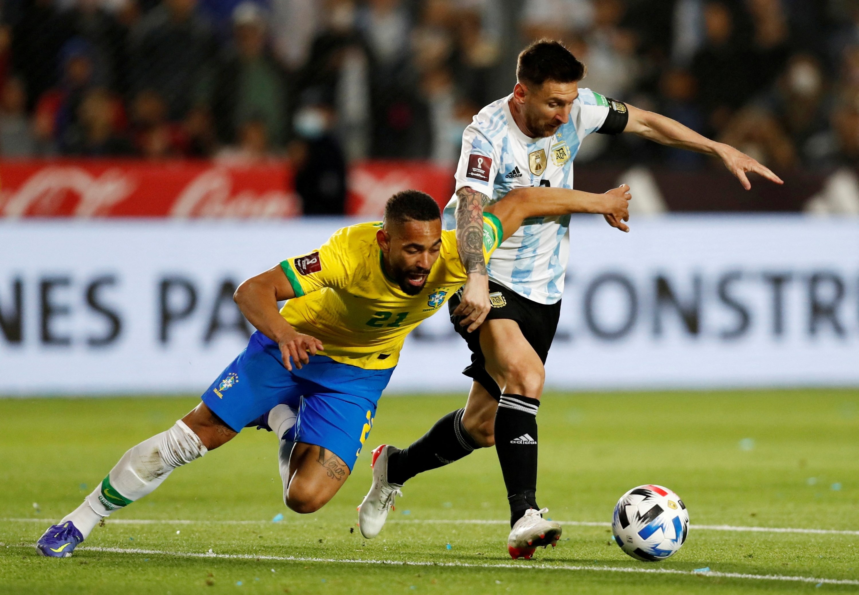Lionel Messi dari Argentina beraksi dengan Matheus Cunha dari Brasil dalam pertandingan Argentina v Brasil di Estadio San Juan del Bicentenario, San Juan, Argentina, 16 November 2021. (Foto REUTERS)