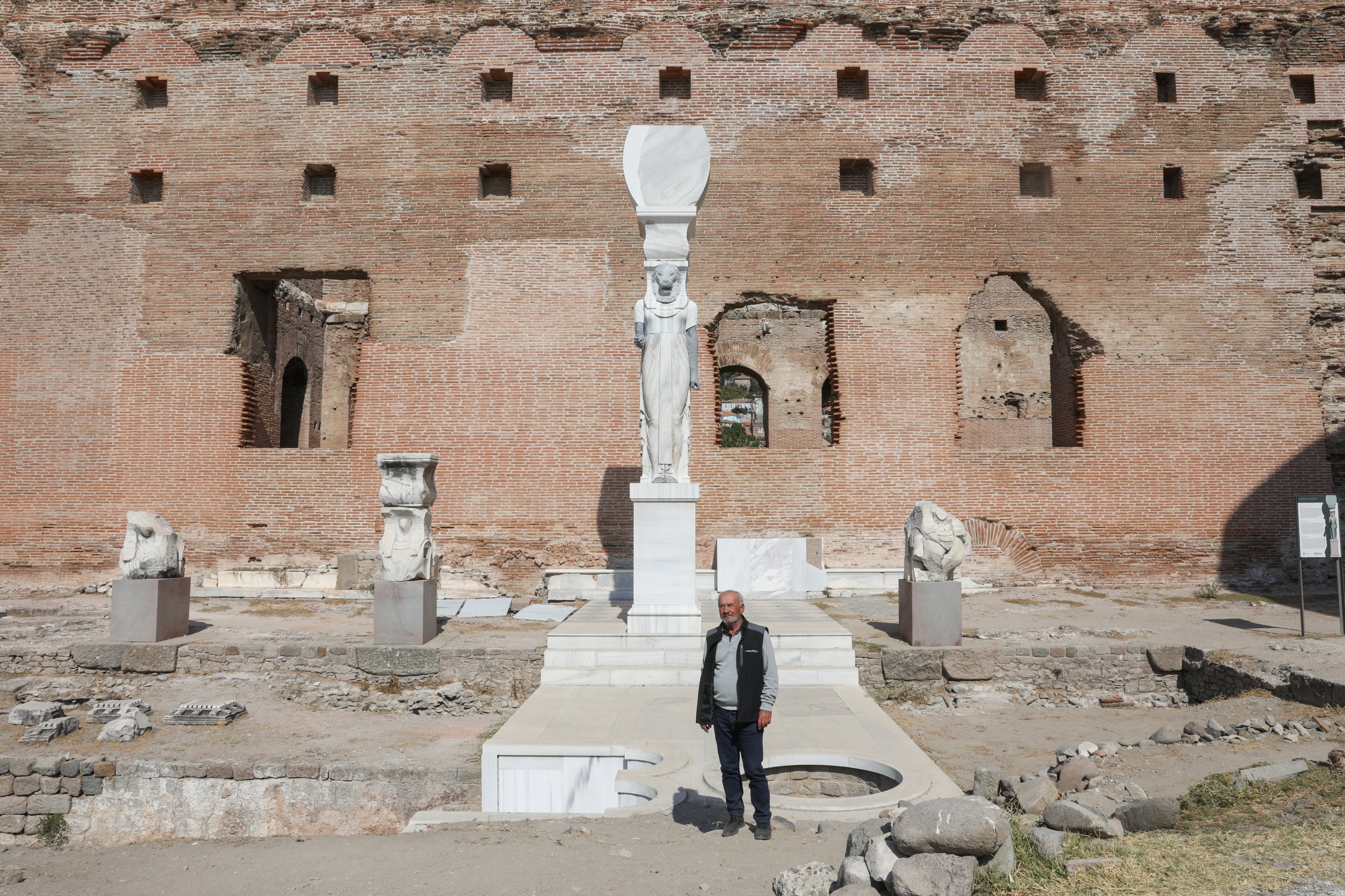Patung dewi Sekhmet berusia 1800 tahun di kota kuno Pergamon, Izmir, Türkiye, 12 Oktober 2022. (AA Photo)