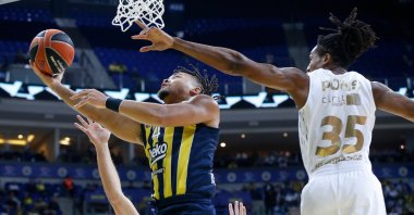 Fenerbahçe&#039;s Carsen Edwards goes past ASVEL&#039;s Yves Pons (R) during the EuroLeague match, Istanbul, Turkey, Oct. 18, 2022. (DHA Photo)