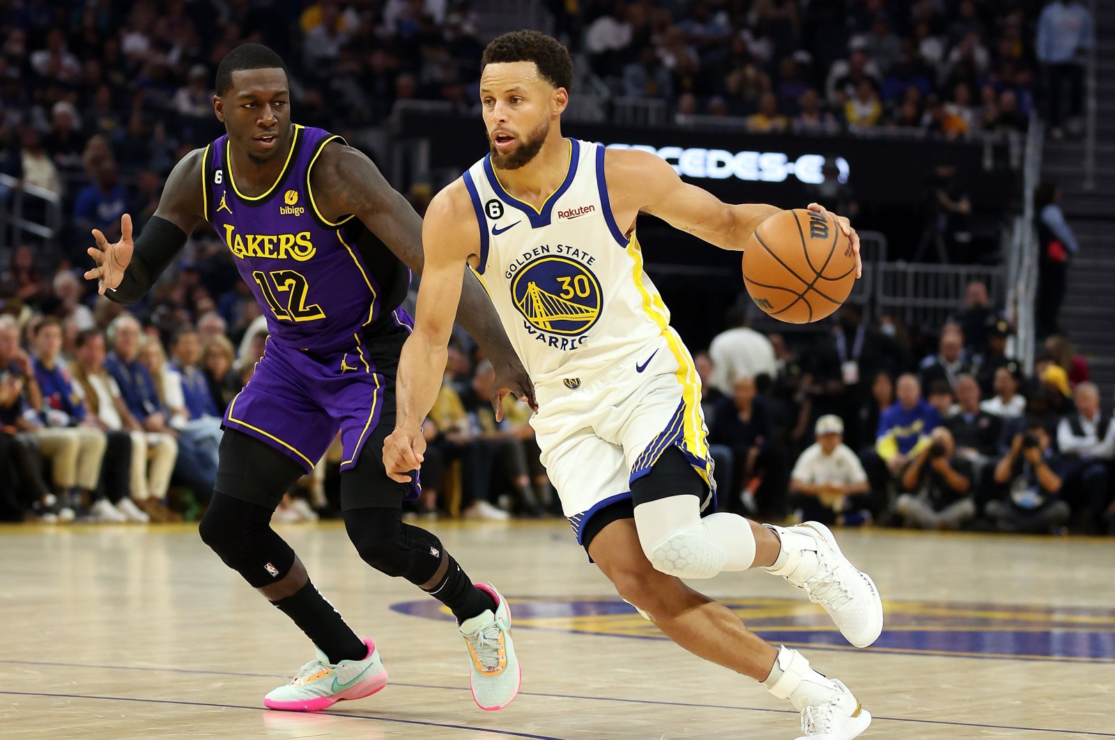 Stephen Curry mendorong Warriors meraih kemenangan malam pertama atas Lakers
