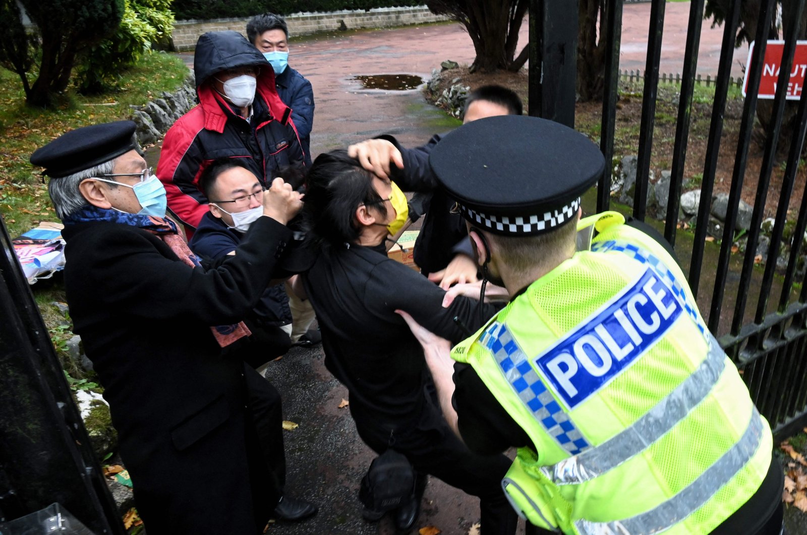 Inggris memanggil diplomat top China atas serangan pengunjuk rasa di konsulat