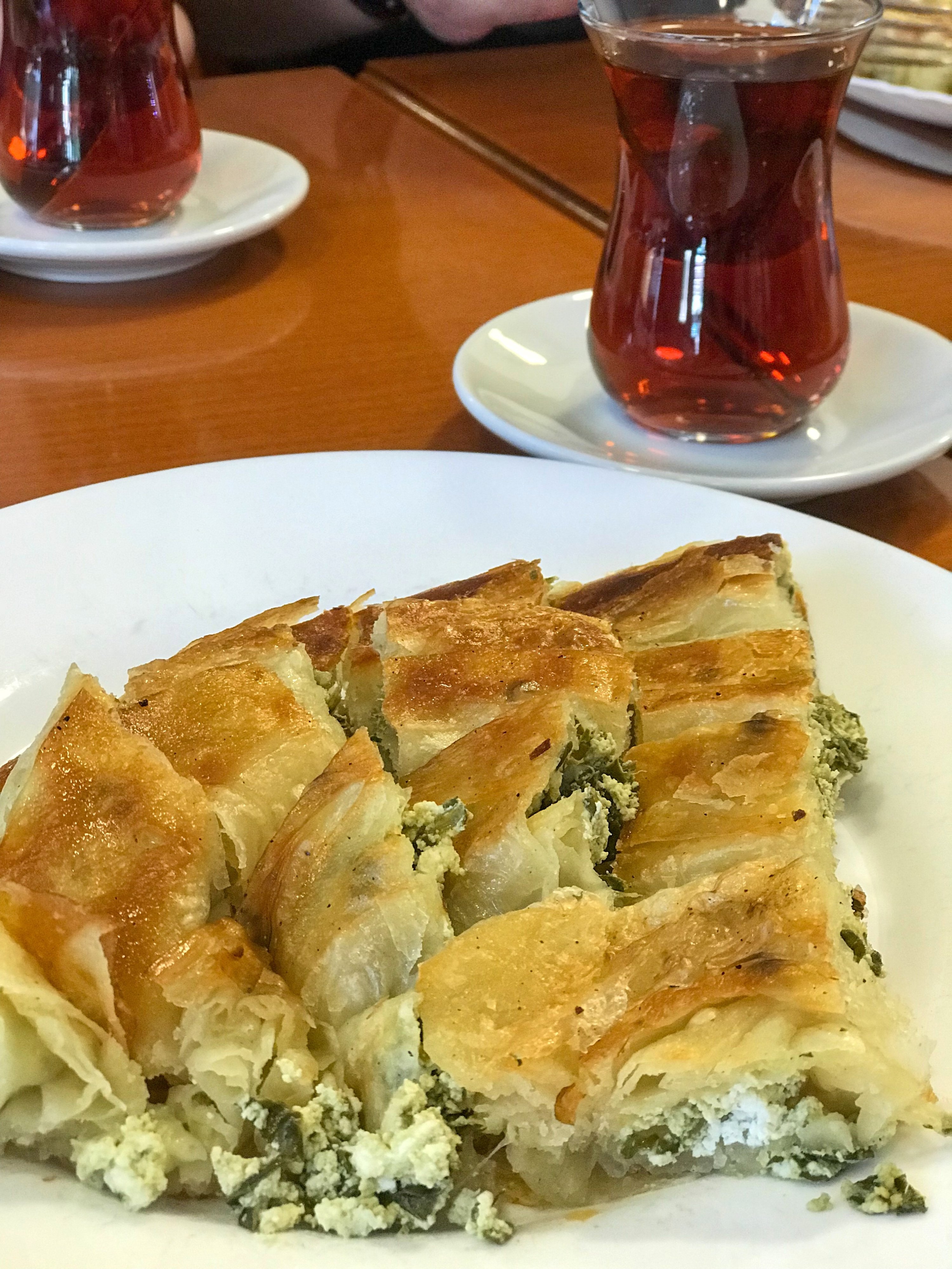 Börek dengan keju dan bayam ditemani teh, di Skopje, Makedonia.  (Foto oleh zge engelen)