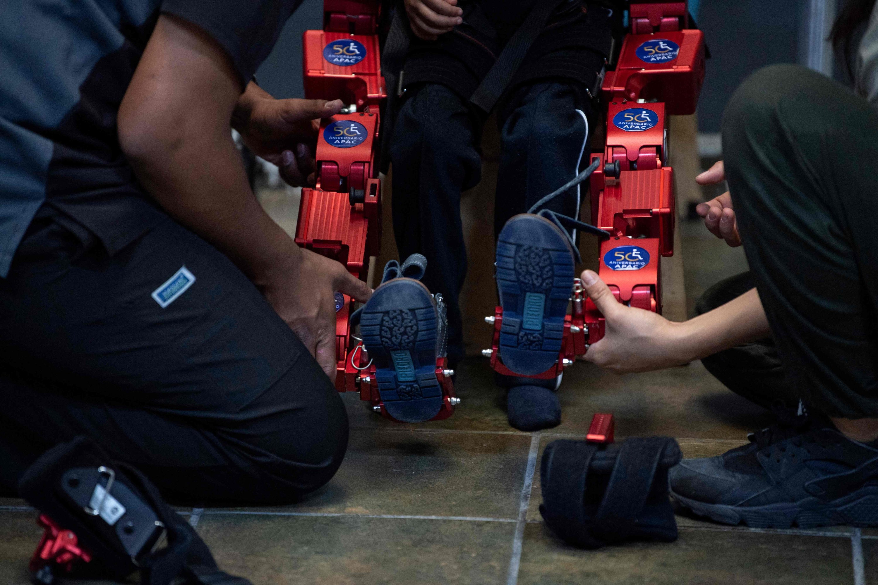 Terapis fisik mempersiapkan robot exoskeleton Atlas 2030 selama sesi rehabilitasi, di Association for People with Cerebral Palsy di Mexico City, Meksiko, 18 Oktober 2022. (AFP Photo)