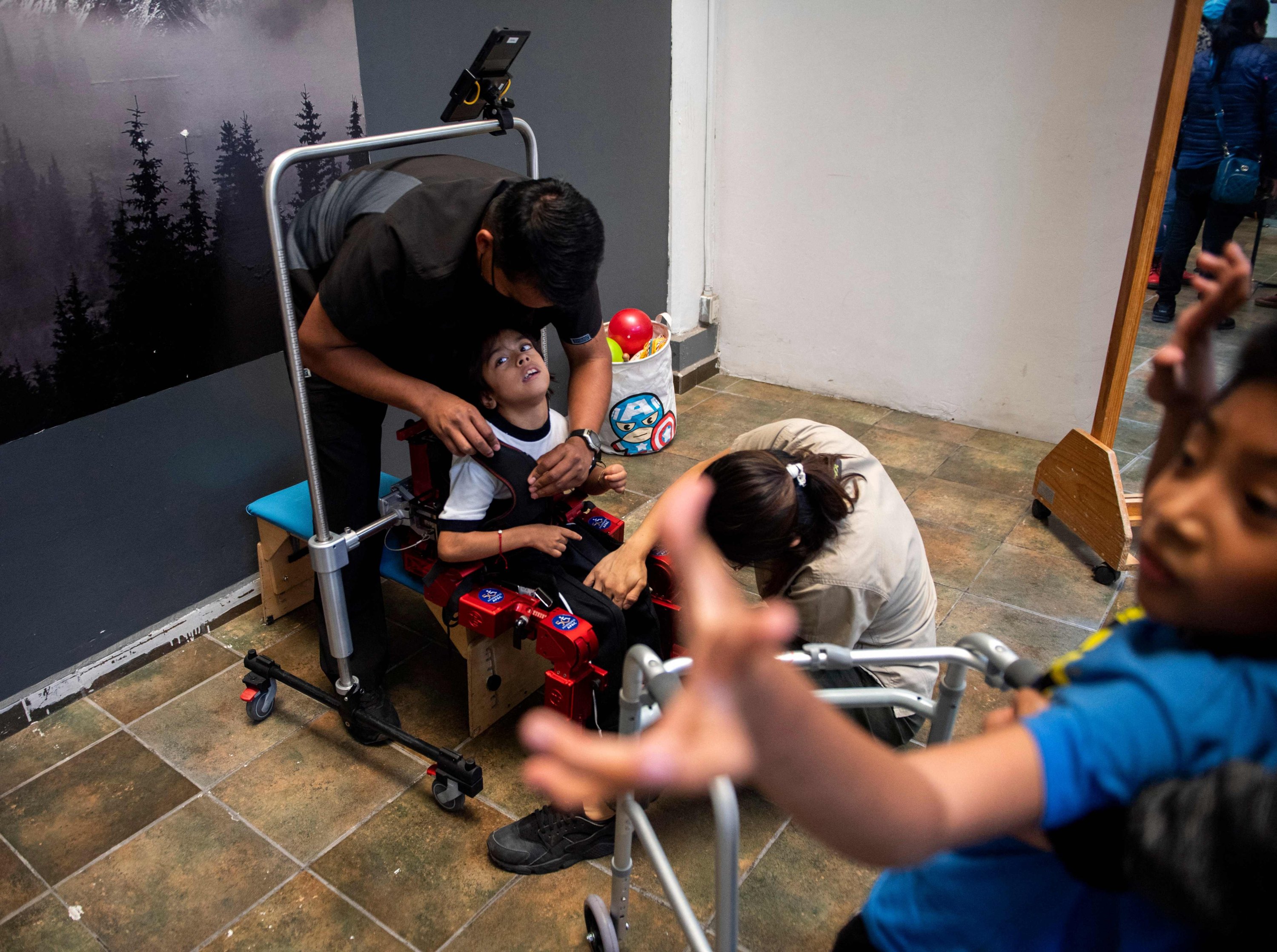 Sofia Saldaa Lopez dibantu oleh ahli terapi fisik selama sesi rehabilitasi, di Association for People with Cerebral Palsy di Mexico City, Meksiko, 18 Oktober 2022. (AFP Photo)