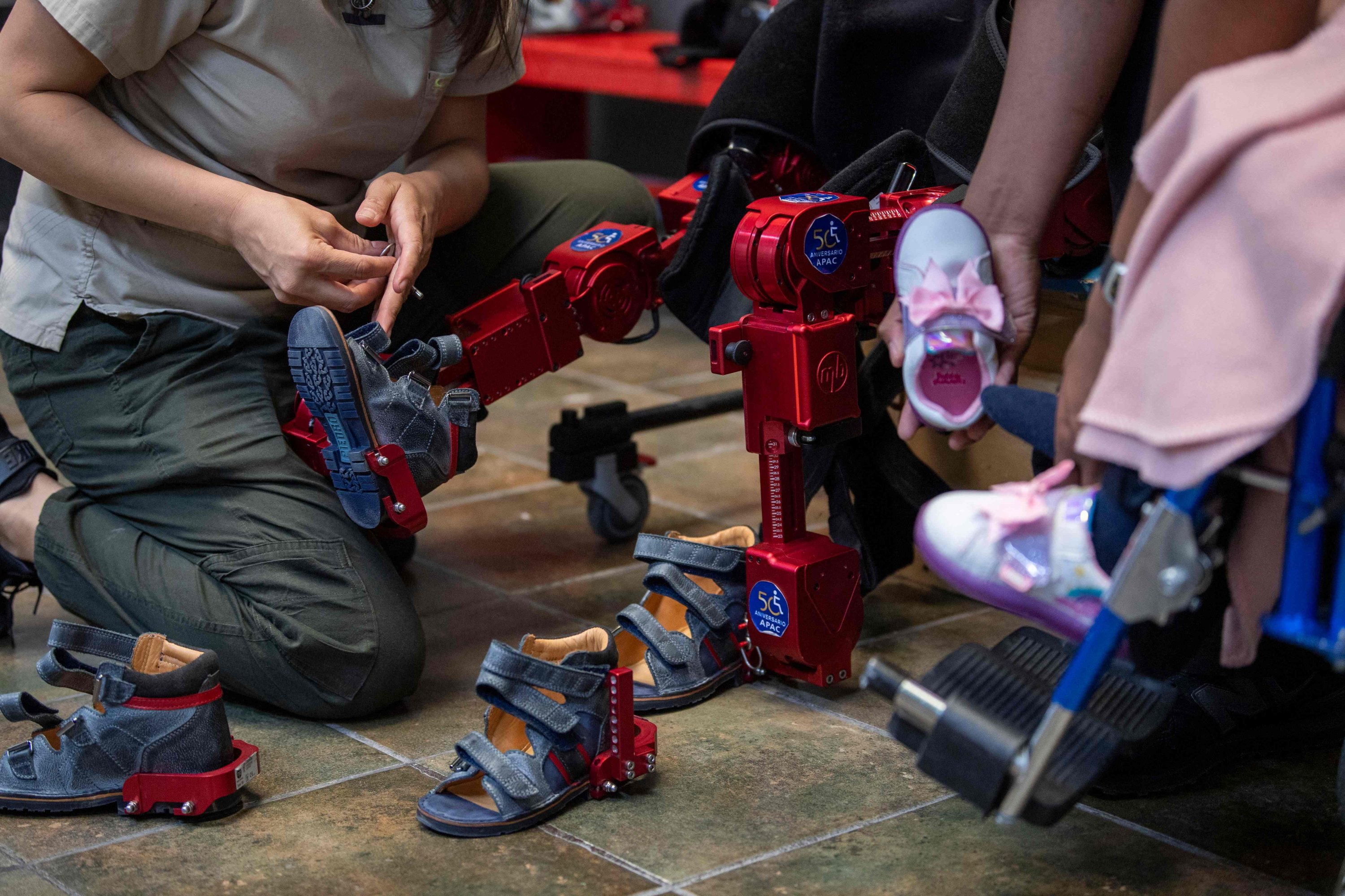 Seorang ahli terapi fisik mempersiapkan robot exoskeleton Atlas 2030 selama sesi rehabilitasi, di Association for People with Cerebral Palsy di Mexico City, Meksiko, 18 Oktober 2022. (AFP Photo)