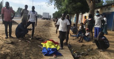 A body covered by a Chadian flag is shown by demonstrators in N'Djamena, Oct. 20, 2022. (AFP Photo)