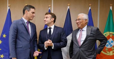 French President Emmanuel Macron (C), Spain's Prime Minister Pedro Sanchez (L) and Portugal's Prime Minister Antonio Costa pose ahead of their meeting on the sideline of an EU leaders Summit in Brussels, Belgium, Oct. 20, 2022. (AFP Photo)