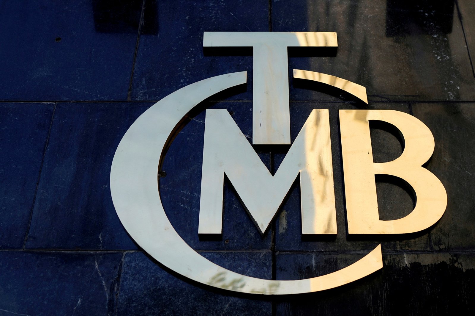 The logo of the Central Bank of the Republic of Türkiye (CBRT) is pictured at the entrance of the bank&#039;s headquarters in Ankara, Türkiye, April 19, 2015. (Reuters File Photo)