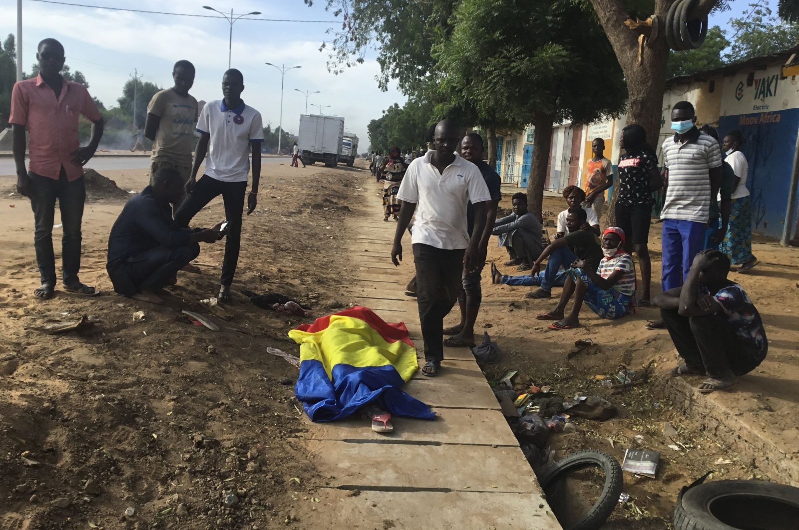 A body covered by a Chadian flag is shown by demonstrators in N&#039;Djamena, Oct. 20, 2022. (AFP Photo)