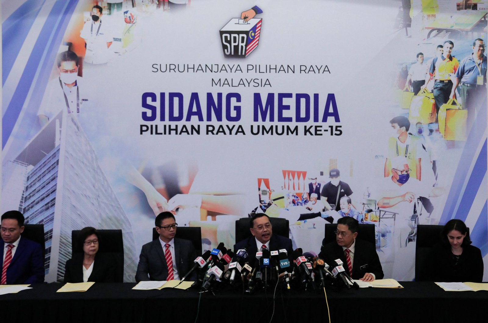 Malaysia&#039;s election commission chief Abdul Ghani Salleh (C) announces the date for the country&#039;s 15th general election in a news conference after holding a special meeting at the commission&#039;s headquarters in Putrajaya, Malaysia, Oct. 20, 2022. (Reuters Photo)