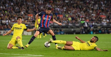 Barcelona&#039;s Robert Lewandowski (C) controls the ball during a La Liga match against Villarreal, Barcelona, Spain, Oct. 20, 2022. (AFP Photo)