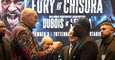 Tyson Fury and Derek Chisora pose after a press conference at Tottenham Hotspur Stadium, London, Britain, Oct. 20, 2022. (REUTERS Photo)