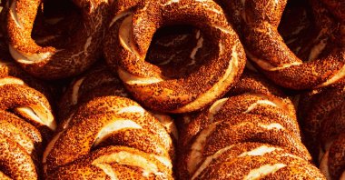 The beloved bagel-like simit is one of Türkiye’s staple breakfast items. (Shutterstock Photo)