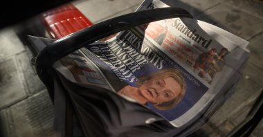 A copy of the London-based newspaper The Evening Standard announces the resignation of Prime Minister Liz Truss, in London, Britain, Oct. 20, 2022. (Gety Images Photo)