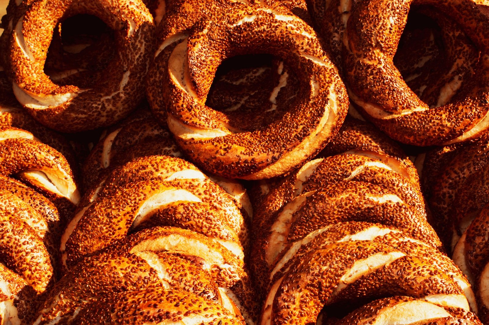 The beloved bagel-like simit is one of Türkiye’s staple breakfast items. (Shutterstock Photo)