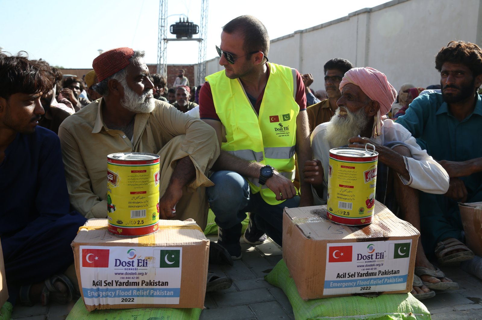 Lulusan Turki memberikan bantuan 120 ton kepada korban banjir di Pakistan