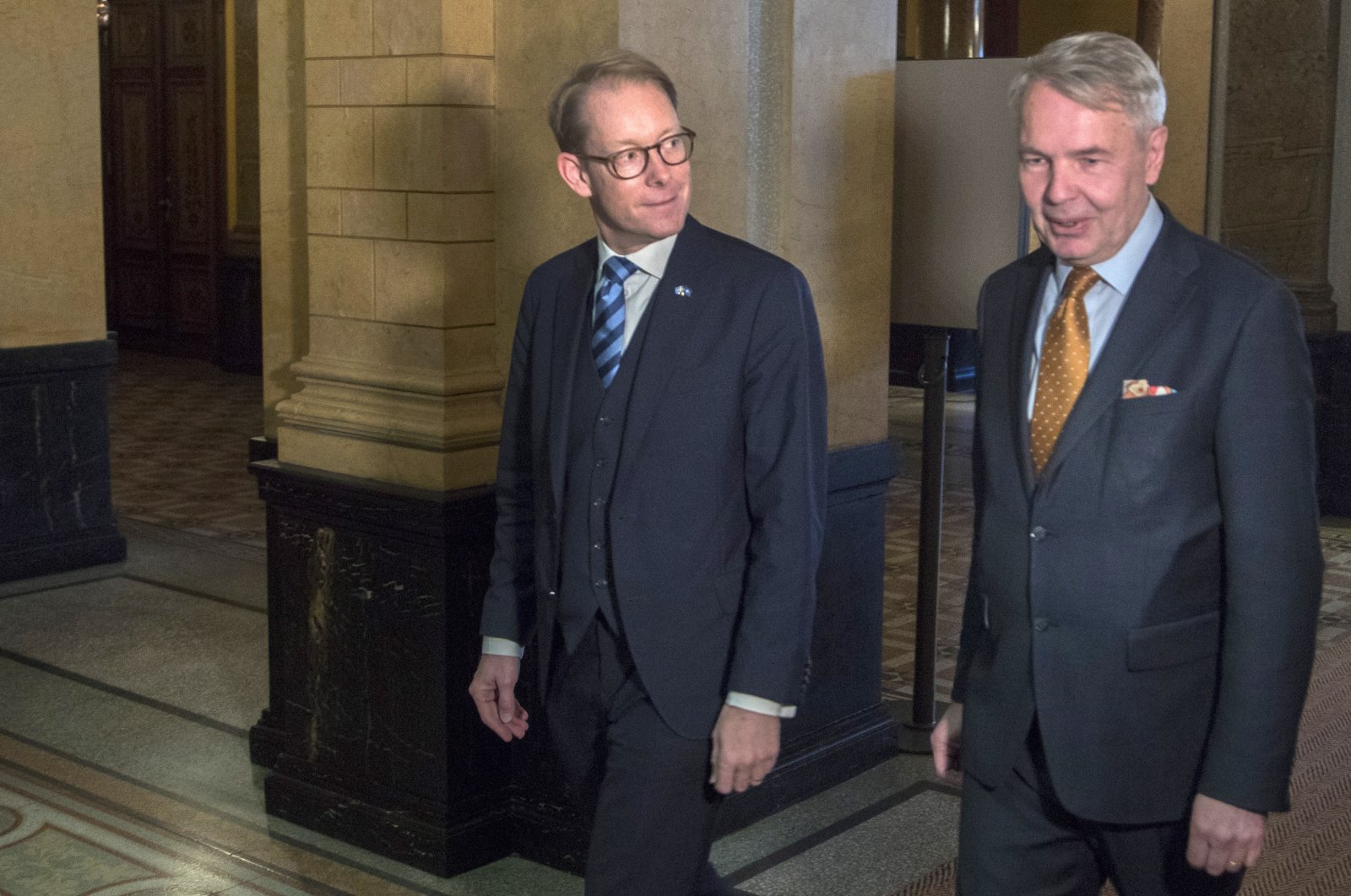 Sweden&#039;s Foreign Minister Tobias Billstroem (L) and Finland&#039;s Foreign Minister Pekka Haavisto (R) chat during their meeting at the Government House in Helsinki, Finland, Oct. 21, 2022.  EPA/MAURI RATILAINEN