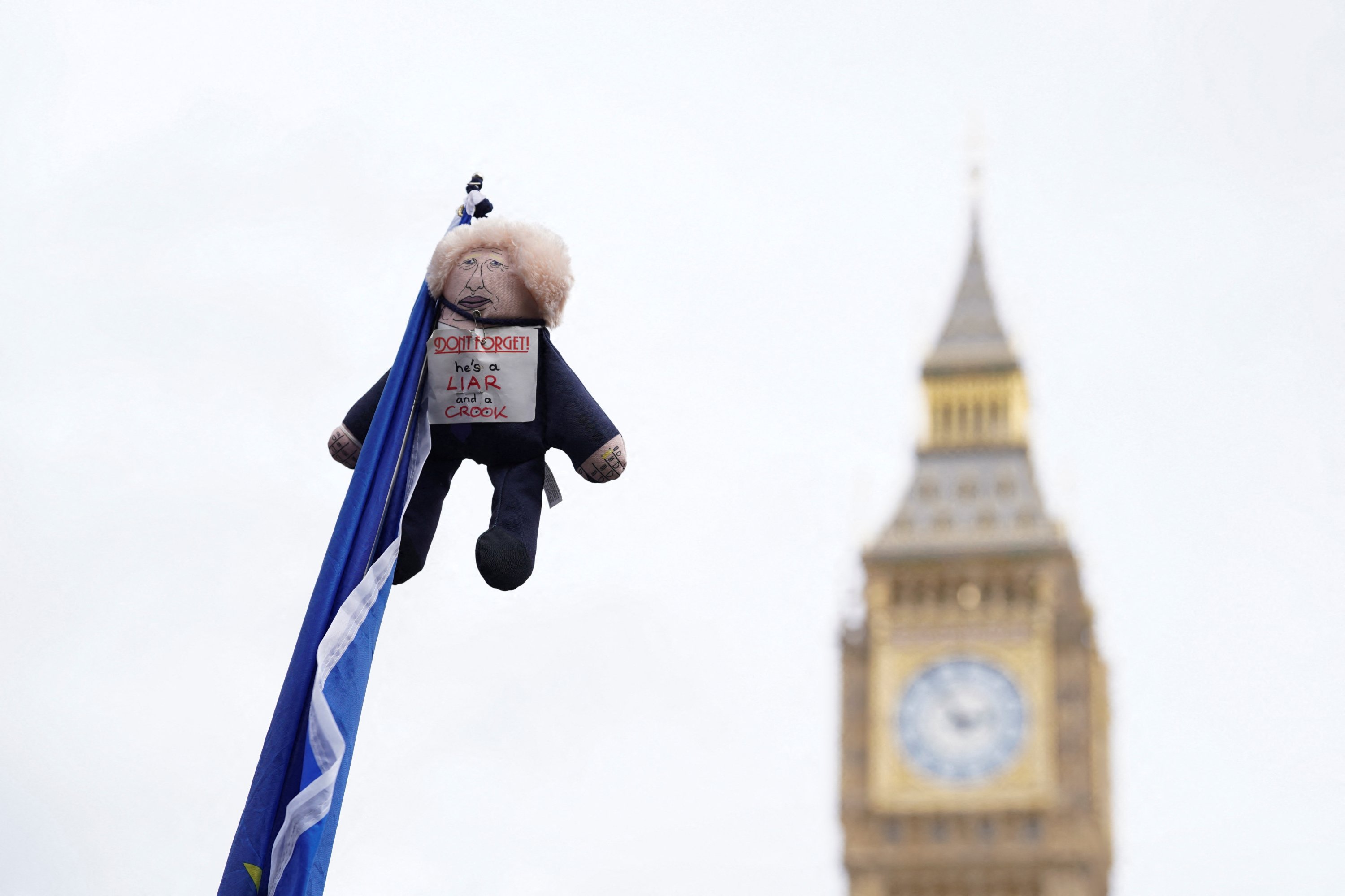 Boneka yang menggambarkan mantan Perdana Menteri Inggris Boris Johnson terlihat dengan Big Ben di latar belakang selama pawai menyerukan Inggris untuk bergabung kembali dengan Uni Eropa, di London, Inggris, 22 Oktober 2022. (Foto Reuters)