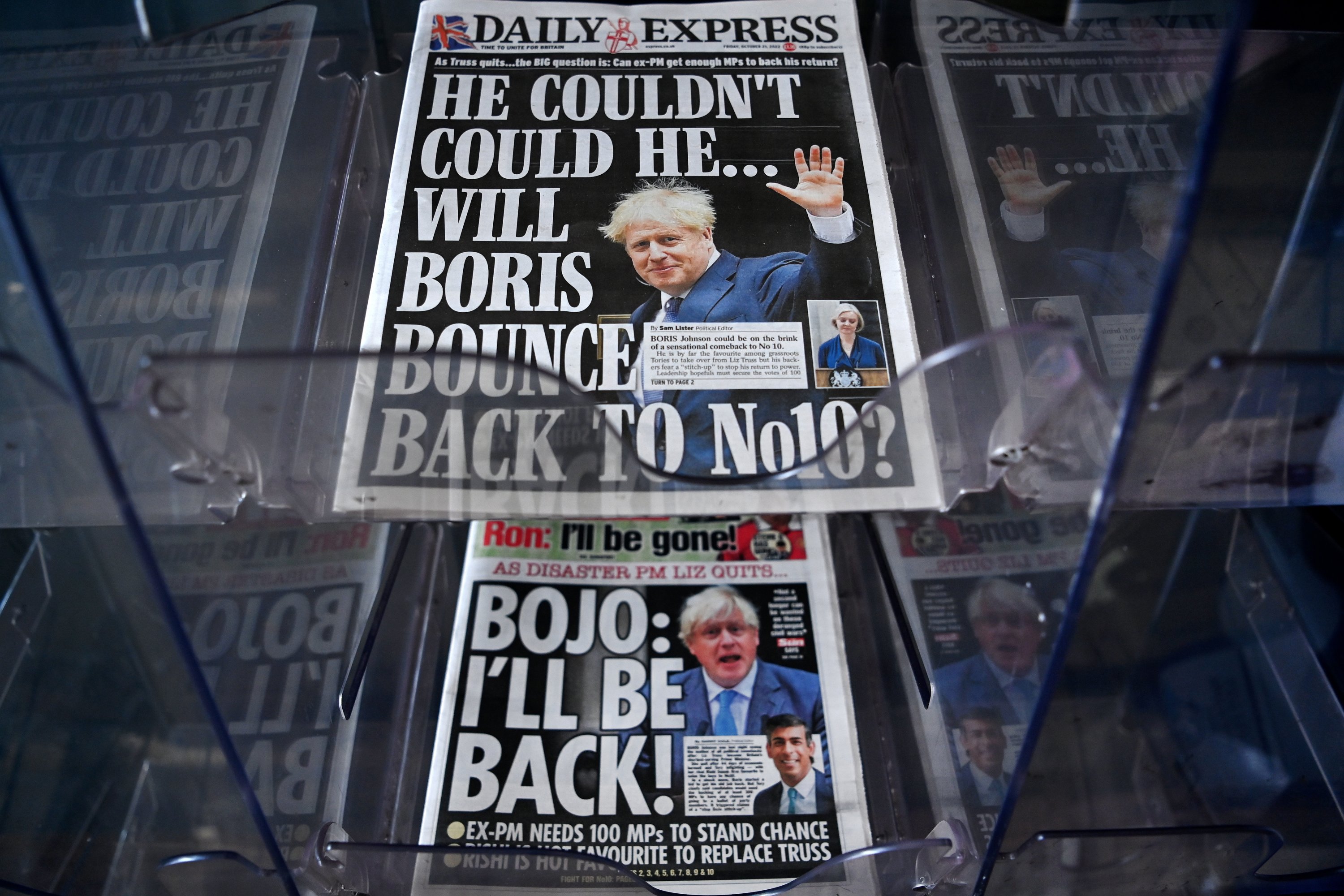 Surat kabar Inggris berspekulasi tentang kemungkinan kembalinya kekuasaan kepada mantan perdana menteri Inggris Johnson di sebuah toko di London, Inggris, 21 Oktober 2022. (EPA Photo)