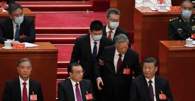 China&#039;s President Xi Jinping (R) sits beside Premier Li Keqiang (2nd L) as former President Hu Jintao (2nd R) is assisted to leave the closing ceremony of the 20th China&#039;s Communist Party&#039;s National Congress at the Great Hall of the People in Beijing, China, Oct. 22, 2022. (AFP Photo)