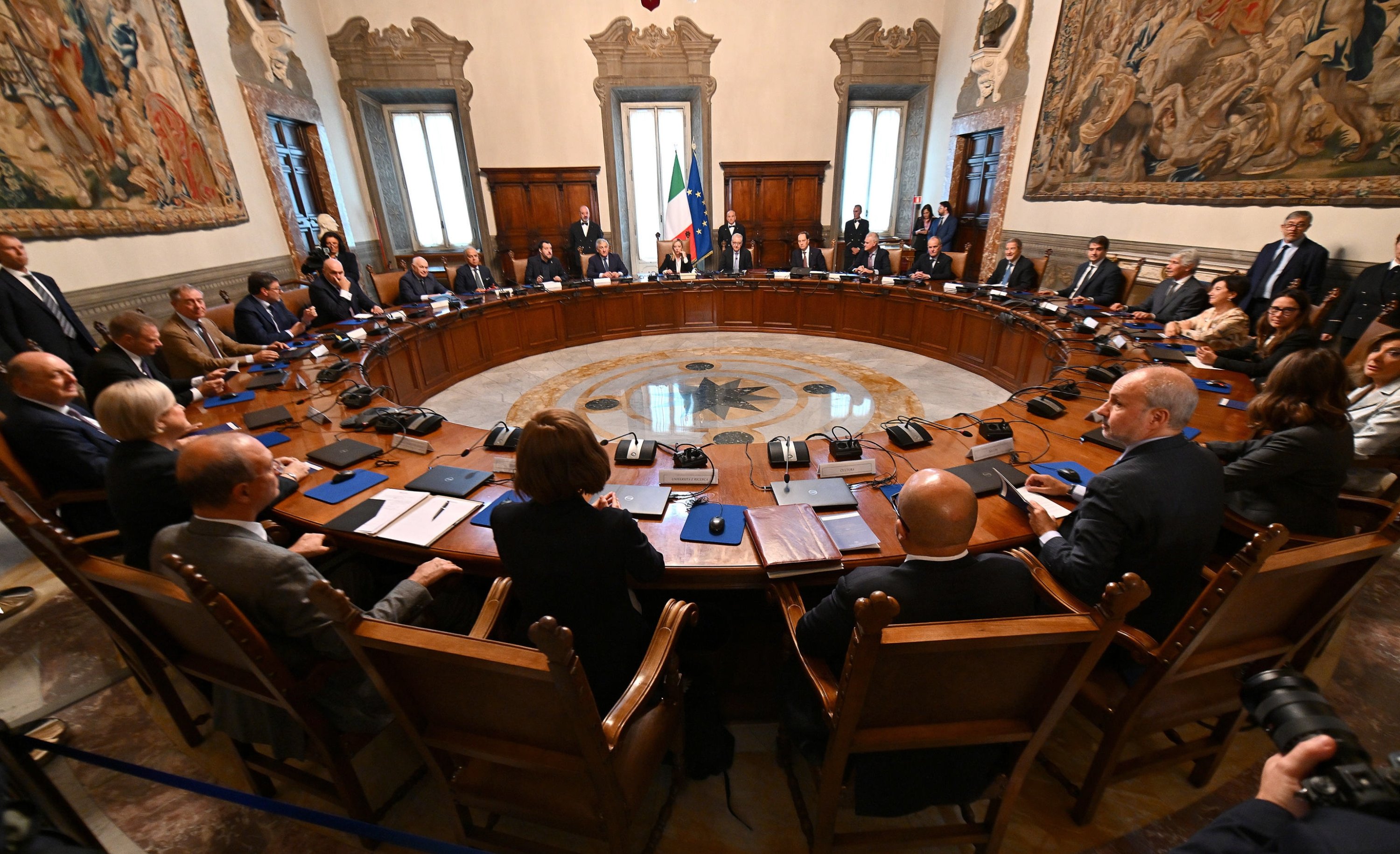 Perdana Menteri baru Italia Giorgia Meloni (tengah) memegang dewan menteri pertama, Roma, Italia, 23 Oktober 2022. (EPA Photo)