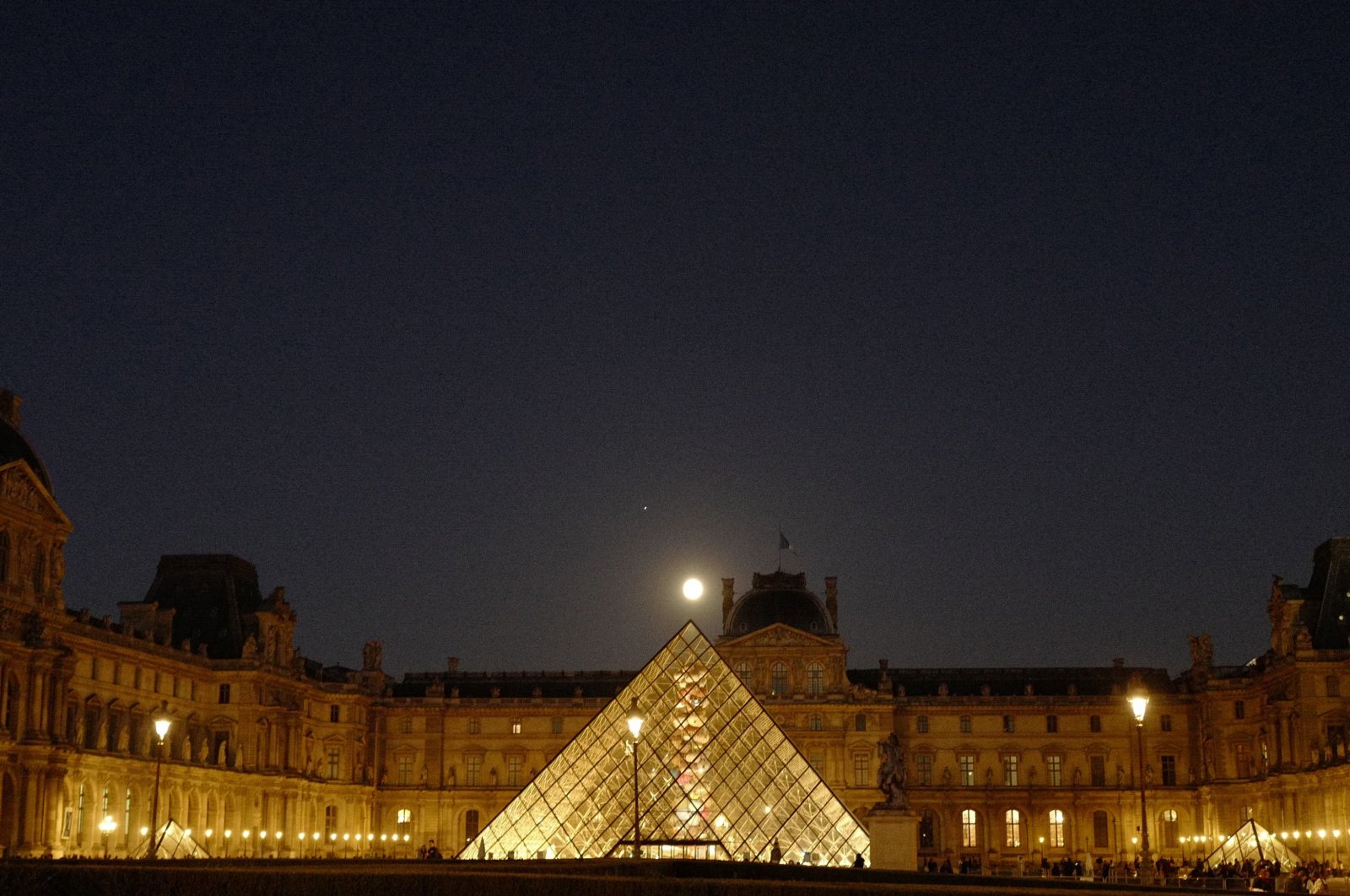 Louvre untuk menampilkan 70 artefak termasuk fragmen Quran