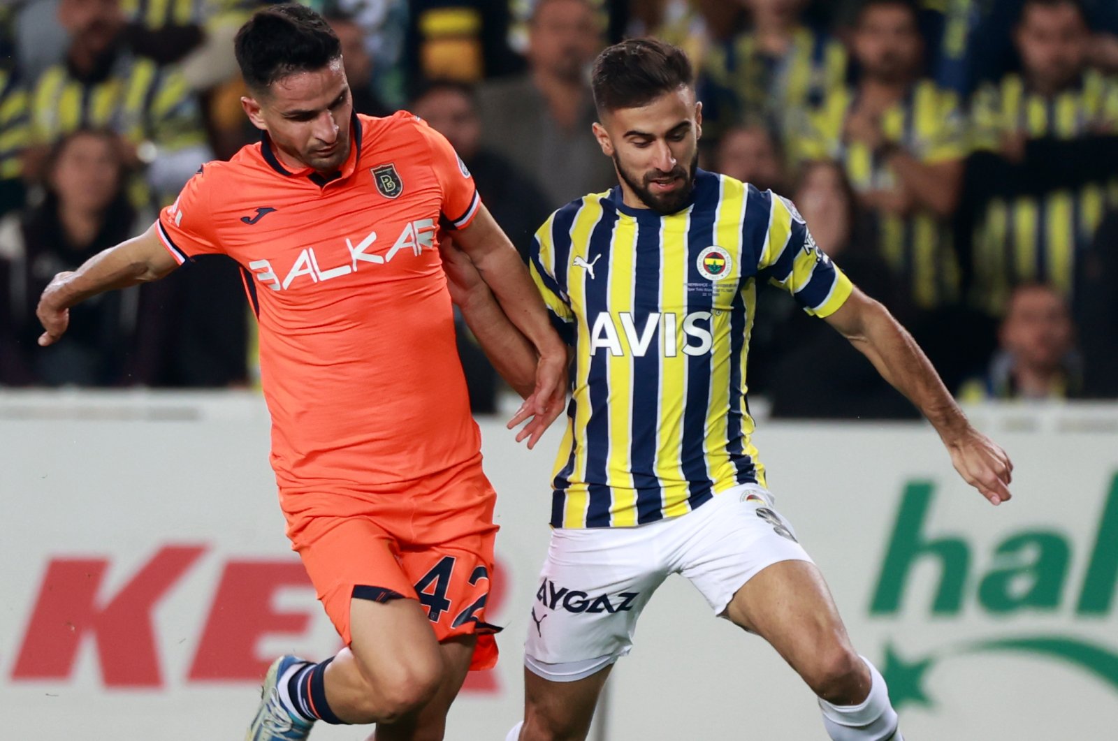 Fenerbahçe&#039;s Diego Rossi (R) vies with Başakşehir&#039;s Ömer Ali Şahiner in Süper Lig match, Istanbul, Türkiye, Oct. 22, 2022. (AA Photo)