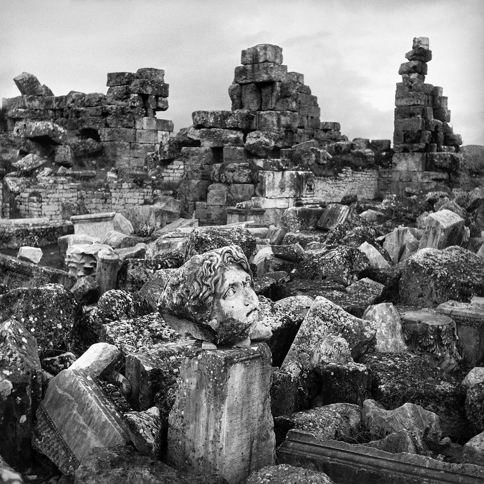 Fotografi dari pameran “Aphrodisias-Ara Güler”, Ankara, Türkiye, 19 November 2018. (Foto milik pameran)