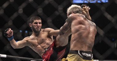 Charles Oliveira (red gloves) and Islam Makhachev (blue gloves) during UFC 280 at Etihad Arena, Abu Dhabi, UAE, Oct. 22, 2022. (USA TODAY Sports via Reuters)