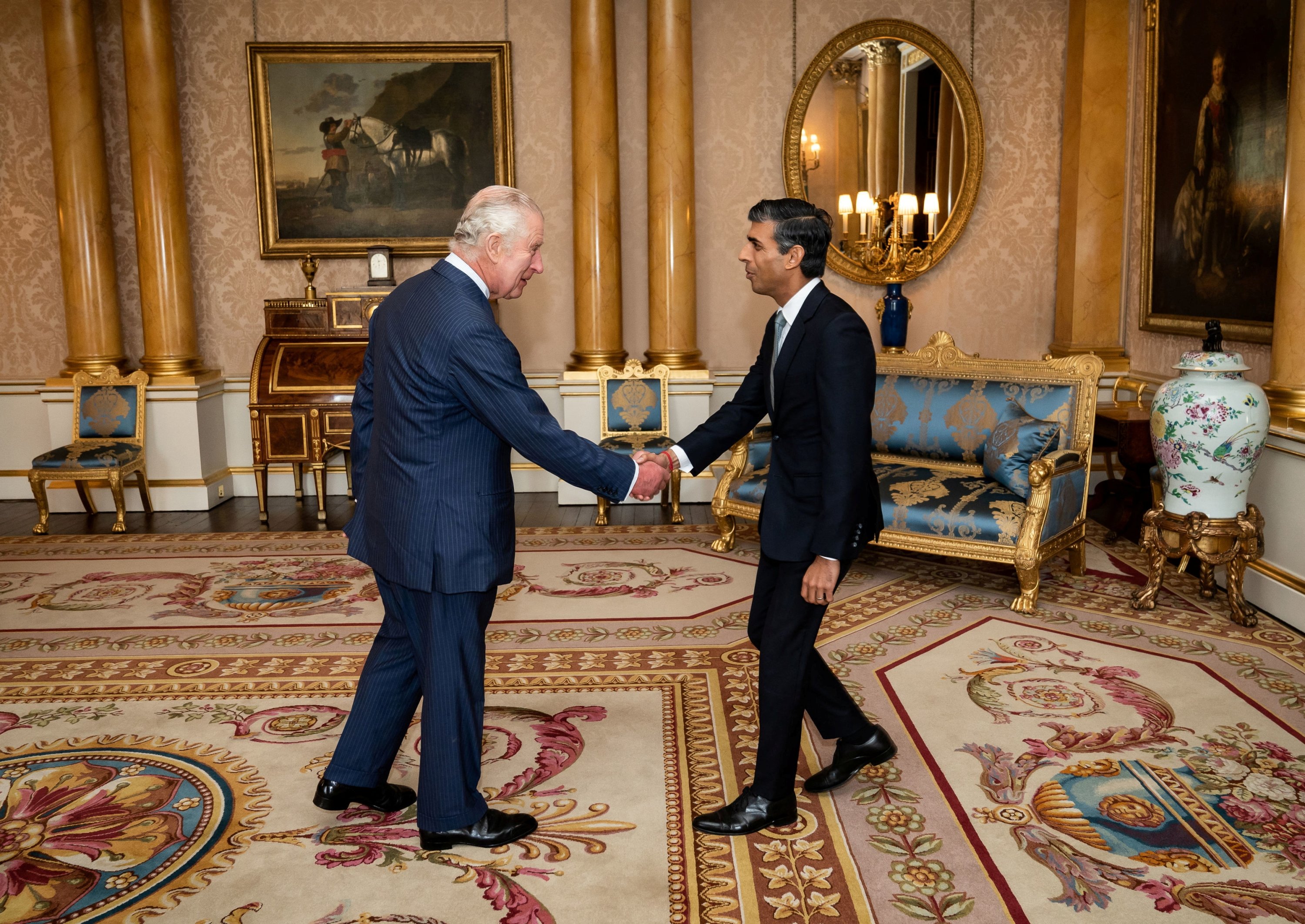 Raja Charles III menyambut Rishi Sunak selama audiensi di Istana Buckingham, London, Inggris, 25 Oktober 2022. (Foto Reuters)